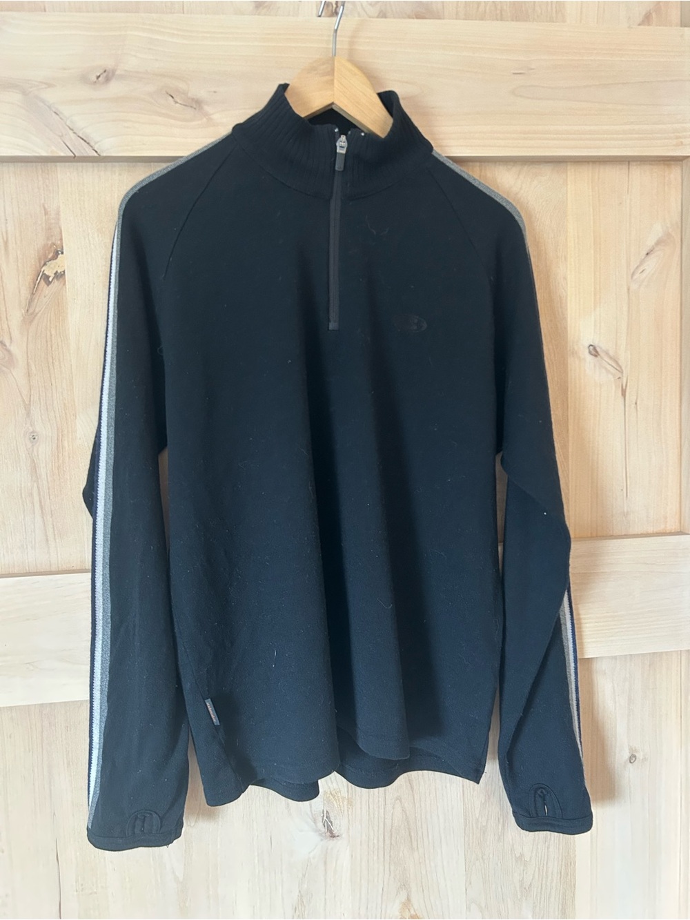 Icebreaker Men's merino wool Black Half-Zip Sweater Gray Sleeve Stripe, Large